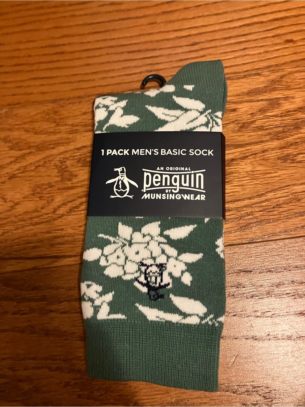 Brand New Penguin by Munsingwear Men’s Green Surf Flower Socks